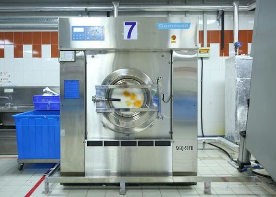 Máquina industrial da lavanderia do tamanho grande, água que salvar o equipamento de lavanderia comercial